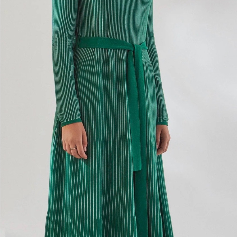 Elegant Green Long-Sleeve Dress